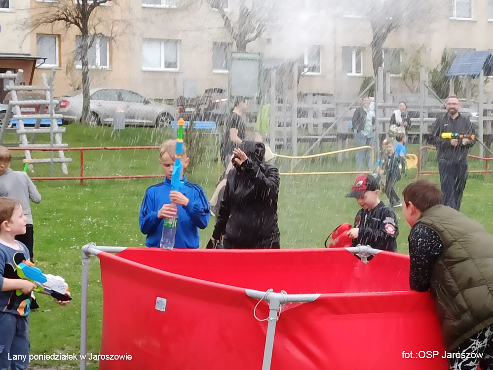 Lany poniedziałek ze strażakami w Jaroszowie [FOTO] 